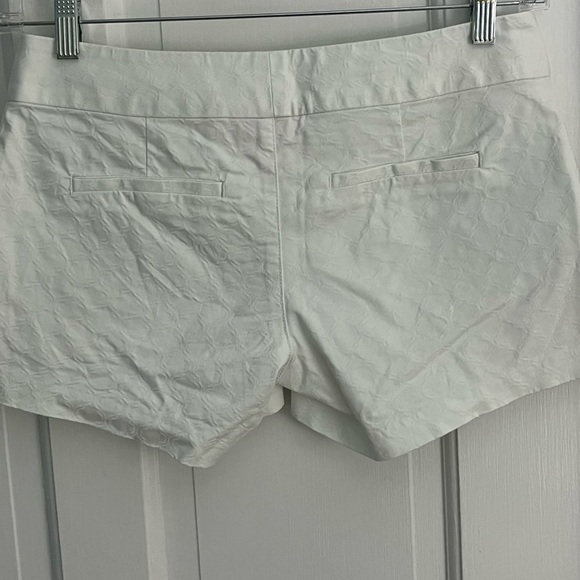 Lily Pulitzer Ellie Short 4” White Colorful Embroidered Pineapple 2 Tropical - Picture 5 of 11